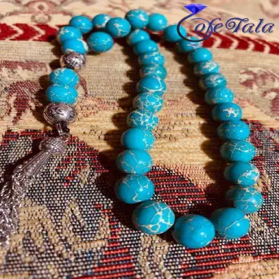 تسبیح فیروزه نیشابوری با رگه‌های طلایی شجر